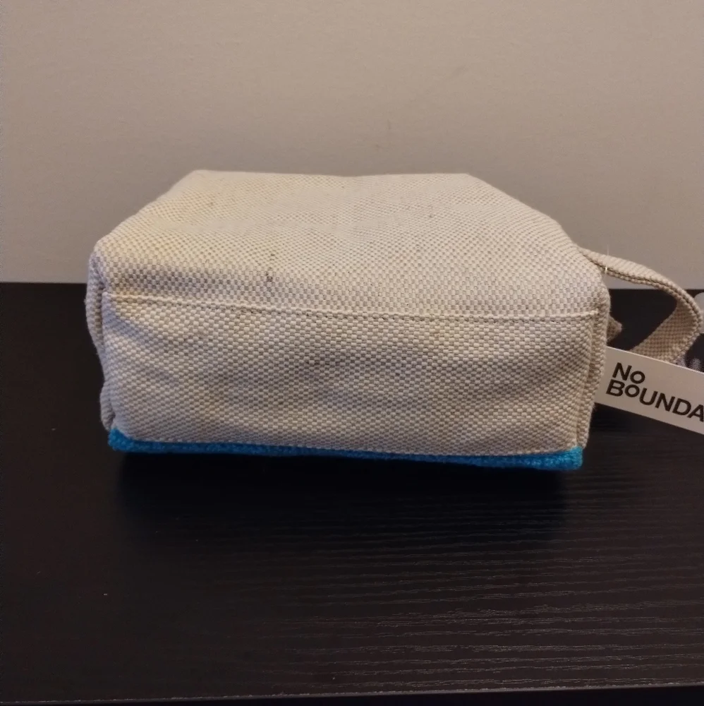 No Boundaries Cream and Blue Women's Woven Travel Toiletry Beach Bag NWT